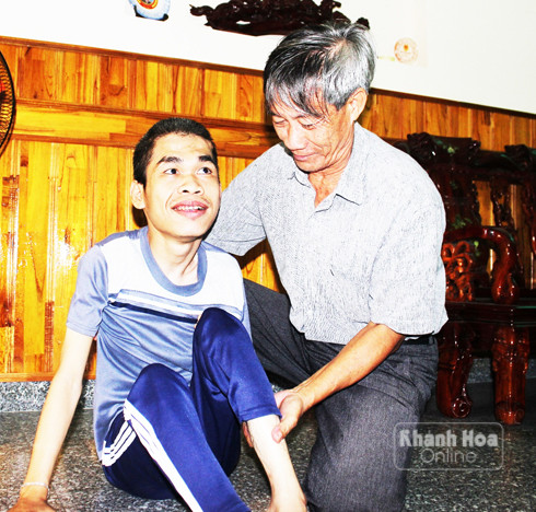 Ông Nguyễn Xuân Đông và con trai bị tật nguyền do di chứng chất độc da cam
