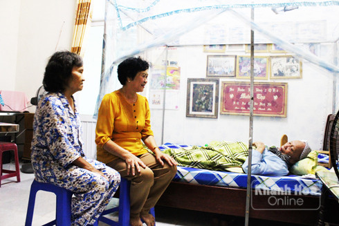 Bà Bùi Thị Nhiên - Chủ tịch Hội nạn nhân da cam xã Diên Toàn (giữa) thăm gia đình nạn nhân da cam Vũ Đình Nã
