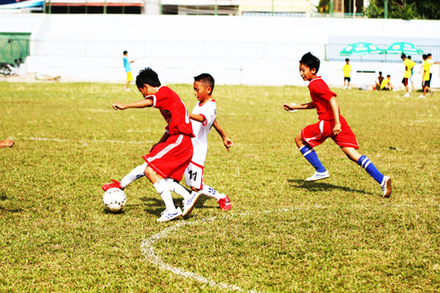 Các cầu thủ tranh tài ở giải bóng đá thiếu niên, nhi đồng hè Nha Trang. (Ảnh minh họa)