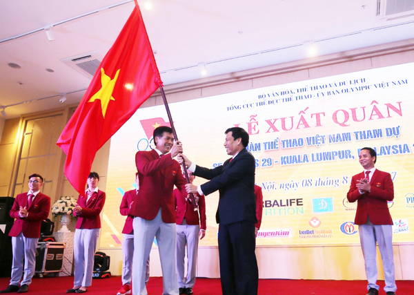 Bộ trưởng Bộ VH-TT&DL Nguyễn Ngọc Thiện trao cờ đoàn Thể thao Việt Nam tham dự SEA Games 29 cho trưởng đoàn Trần Đức Phấn.