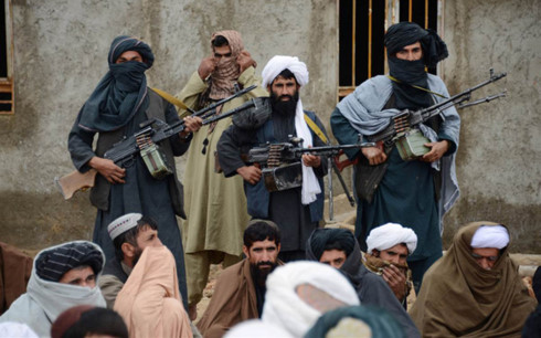 Lực lượng Taliban (cầm súng) ở Afghanistan. Ảnh: NBC.