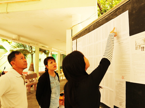 Phụ huynh xem kết quả tuyển sinh vào lớp 10 tại Trường THPT Nguyễn Văn Trỗi (TP. Nha Trang)