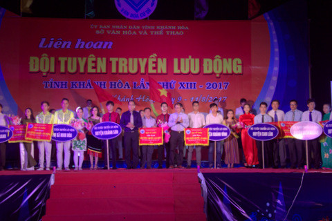 Ông  Nguyễn Đắc Tài - Phó Chủ tịch UBND tỉnh cùng lãnh đạo Sở Văn hóa và Thể thao tỉnh Khánh Hòa tặng hoa và cờ lưu niệm cho các đơn vị tham gia Liên hoan