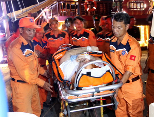 Lực lượng tìm kiếm cứu nạn đưa thuyền viên người Croatia vào cảng Nha Trang