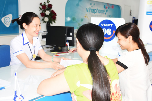 Nhân viên Trung tâm Kinh doanh VNPT - Khánh Hòa hướng dẫn khách hàng gia hạn dịch vụ VNPT-CA