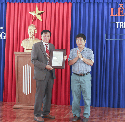Ông Nguyễn Thắng Quân (bìa phải) trao giấy phép cơ sở đào tạo hạng 2 cho trung tâm