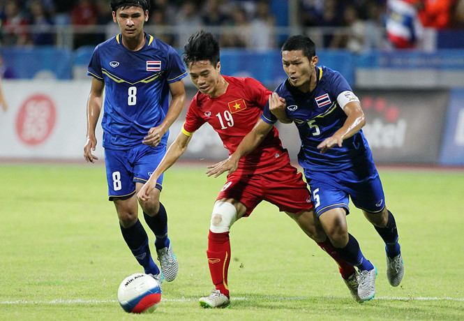 U.22 Việt Nam (áo đỏ) sẽ có màn chạm trán đương kim vô địch Thái Lan vào ngày 18.8