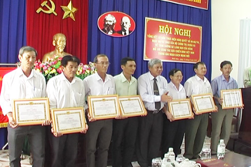 Thị ủy Ninh Hòa khen thưởng cho các cá nhân có  thành tích tiêu biểu                                            
