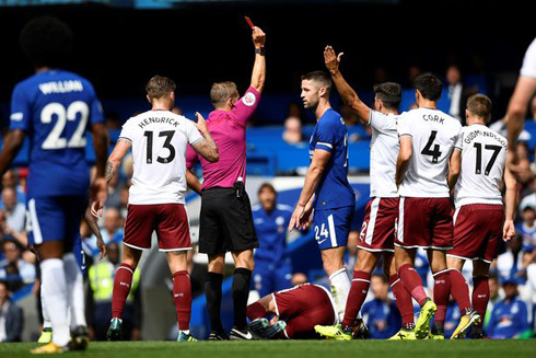 Chiếc thẻ đỏ của Gary Cahill đã khiến cho hệ thống phòng thủ của Chelsea sụp đổ nhanh chóng.