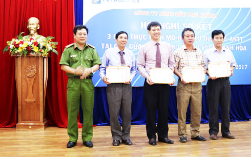 Đại tá Nguyễn Văn Ngàn - Phó Giám đốc Công an tỉnh khen thưởng cho các tập thể