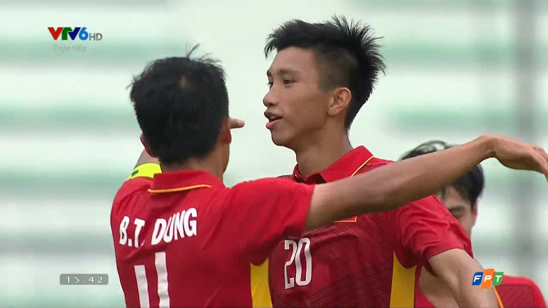 Đoàn Văn Hậu (bên phải) trong một ngày thi đấu tỏa sáng giúp U.22 Việt Nam giành chiến thắng trước U.22 Đông Timor