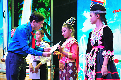 Ông Nguyễn Long Hải trao học bổng cho các học sinh có thành tích xuất sắc của đoàn thiếu nhi Lào