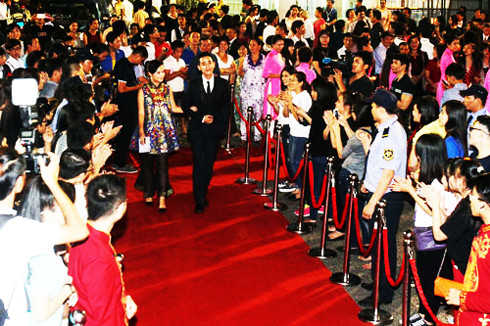 Công chúng chào đón các nghệ sĩ trên thảm đỏ  trong một đêm khai mạc liên hoan phim Việt Nam
