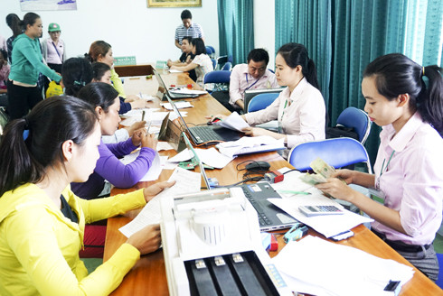 Nhân viên Phòng Giao dịch Ngân hàng Chính sách xã hội TP. Cam Ranh giao dịch tại xã Cam Bình