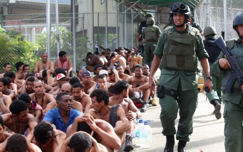 Cảnh sát Venezuela lập lại trật tự trong nhà tù. Ảnh: Reuters