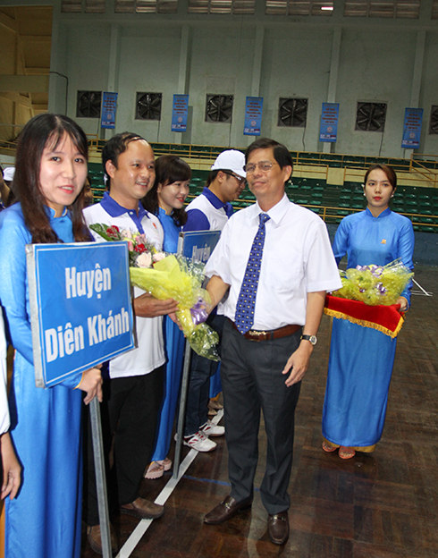 Đồng chí Nguyễn Tấn Tuân tặng cờ lưu niệm cho các đoàn về tham dự