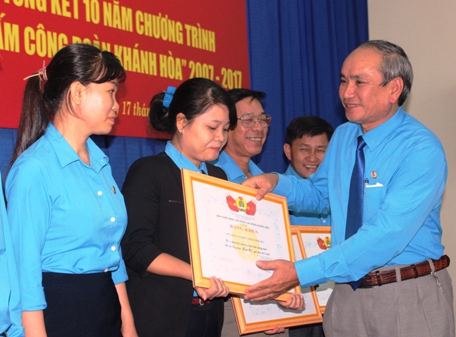 Ông Nguyễn Hòa, Chủ tịch Liên đoàn Lao động tỉnh tặng bằng khen cho những tập thể, cá nhân có nhiều đóng góp cho Chương trình “Mái ấm Công đoàn”.