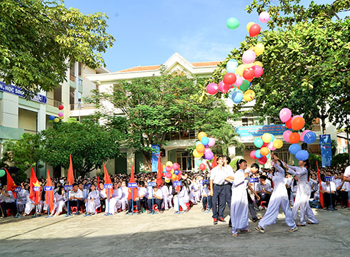 Học sinh Trường THPT chuyên Lê Quý Đôn trong lễ khai giảng năm học 2016 - 2017