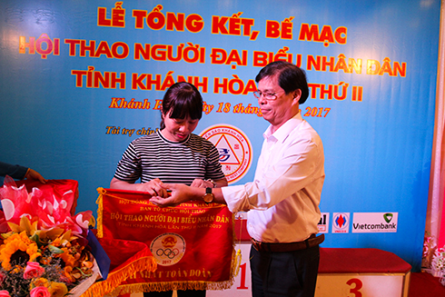 Đồng chí Nguyễn Tấn Tuân trao cờ, giải thưởng cho đơn vị đoạt giải nhất toàn đoàn