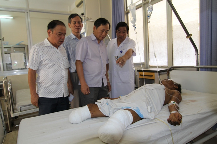Đồng chí Nguyễn Đắc Tài (giữa) thăm hỏi tình trạng sức khở của ông Bo Bo Sượng