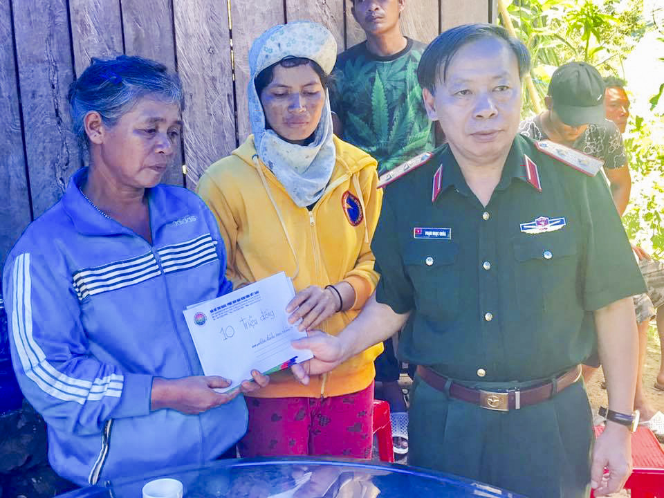 Trung tướng Phạm Ngọc Khóa trao tiền hỗ trợ các gia đình có thân nhân bị nạn