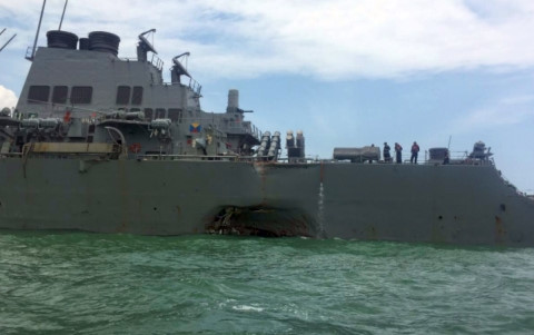 Phần đuôi tàu USS John McCain bị hư hại nghiêm trọng. Ảnh: Reuters