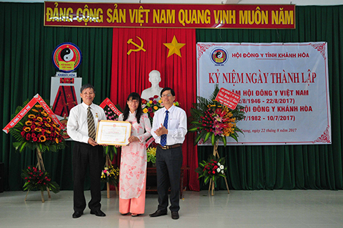 Đồng chí Nguyễn Tấn Tuân trao bằng khen của UBND tỉnh cho Hội Đông y tỉnh
