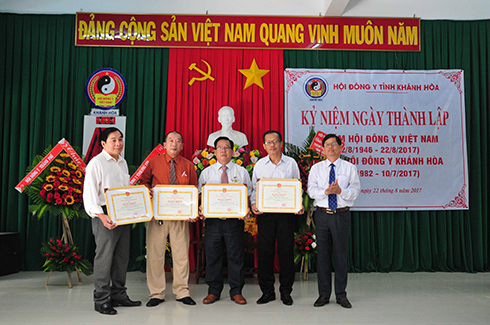 Đồng chí Nguyễn Tấn Tuân trao bằng khen của UBND tỉnh cho 4 cá nhân xuất sắc