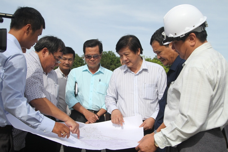 Đồng chí Trần Sơn Hải (thứ 3 từ trái qua) xem bản đồ quy hoạch CCN Trảng É 1