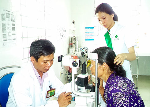 Khám mắt và cấp thuốc miễn phí cho người cao tuổi tại Khánh Sơn
