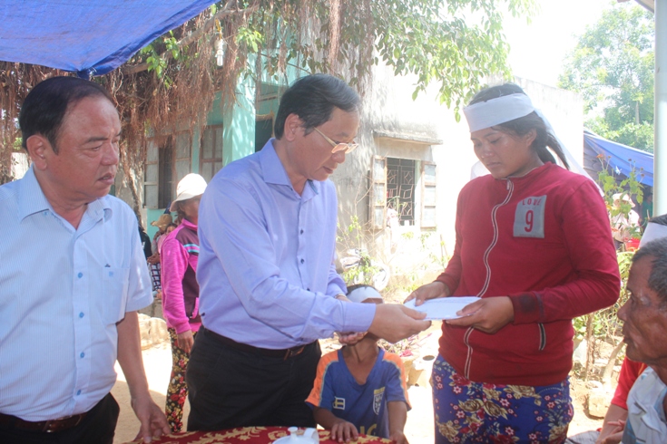 Ông Nguyễn Đắc Tài thăm hỏi trao hỗ trợ cho gia đình các nạn nhân
