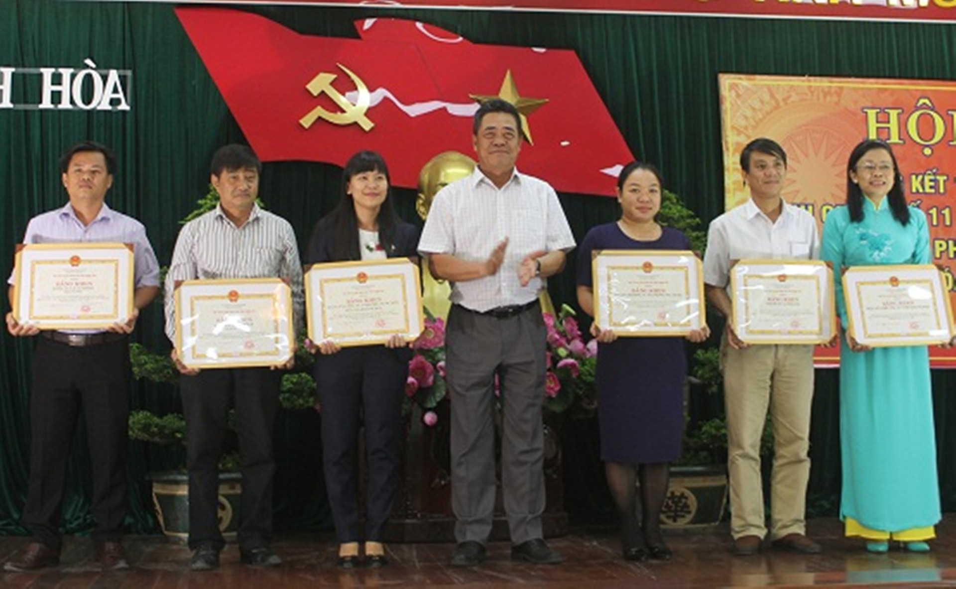 Đồng chí Lê Thanh Quang (giữa) tặng bằng khen cho các tập thể.