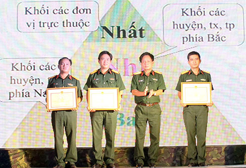 Lãnh đạo Bộ Chỉ huy Quân sự tỉnh trao giải cho các đội