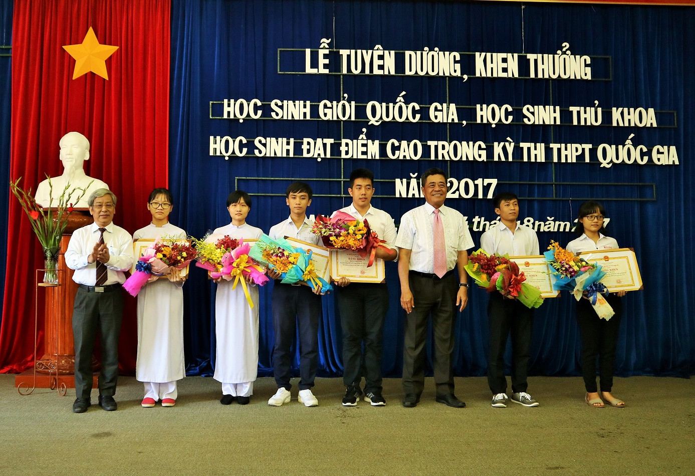 Các ông: Lê Thanh Quang, Lê Xuân Thân trao bằng khen của UBND tỉnh Khánh Hòa cho các học sinh đạt từ 28,5 điểm trở lên. 