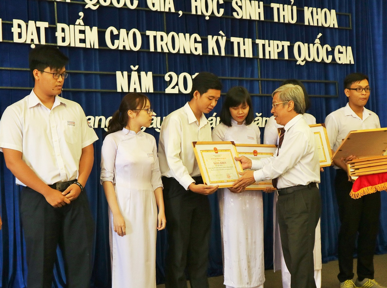 Ông Lê Xuân Thân trao bằng khen của UBND tỉnh cho các học sinh. 