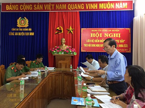 Ông Nguyễn Chuyện và đoàn giám sát làm việc với Công an huyện Vạn Ninh. 
