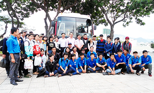 Công ty TNHH Long Sinh hỗ trợ đưa sinh viên Trường Đại học Nha Trang  về quê ăn tết