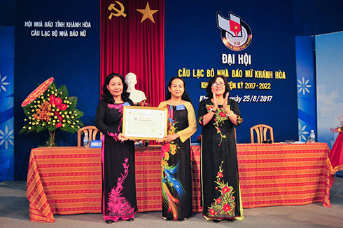 Nhà báo Phạm Mỵ tặng bằng khen cho CLB Nhà báo nữ Khánh Hòa
