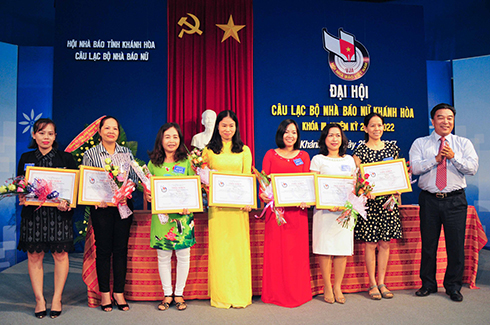 Hội Nhà báo tỉnh khen thưởng các hội viên CLB Nhà báo nữ Khánh Hòa