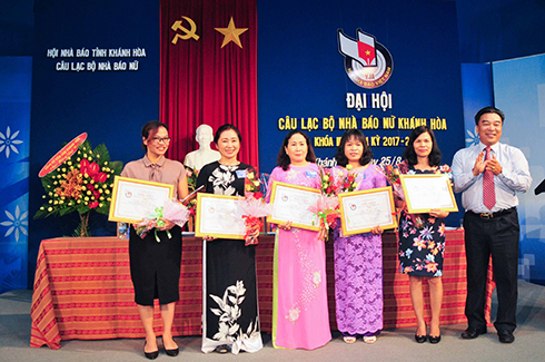 Hội Nhà báo tỉnh khen thưởng các thành viên Ban Chủ nhiệm CLB Nhà báo nữ Khánh Hòa nhiệm kỳ 2012-2017