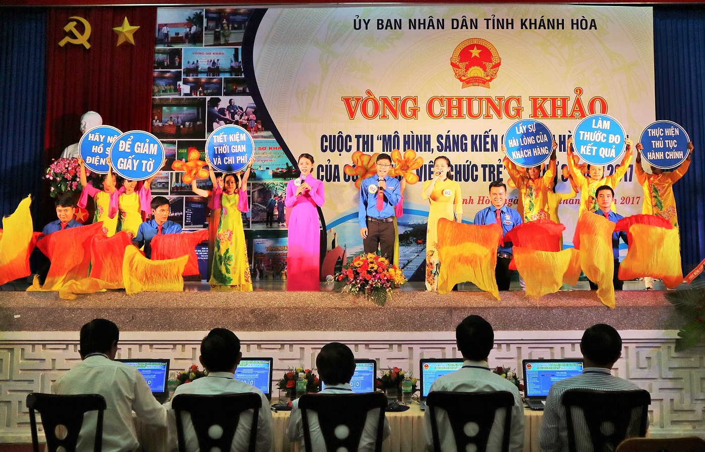 Phần thi chào hỏi của đội UBND huyện Vạn Ninh. 
