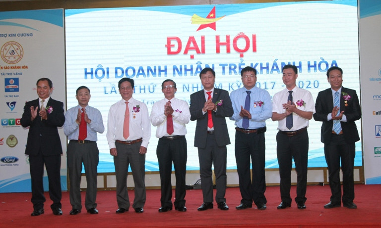 Trung ương Hội doanh nghiệp trẻ Việt Nam tặng kỷ niệm chương cho 8 cá nhân có đóng góp tích cực vào phong trào doanh nhân trẻ Khánh Hòa