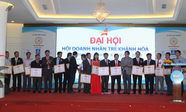 Trung ương Hội doanh nhân trẻ Việt Nam tặng bằng khen cho nhiều cá nhân và tập thể xuất sắc