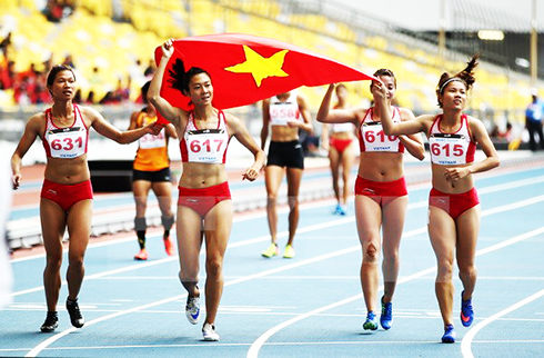 Đội tuyển điền kinh nữ Việt Nam ăn mừng sau khi về đích  với chiếc huy chương vàng nội dung chạy tiếp sức 4x100m