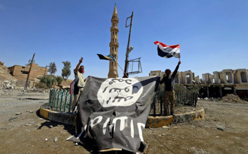 Lực lượng Shi'ite giật cờ IS (đen trắng) xuống sau khi giải phóng Tal Afar. (Ảnh: Reuters)