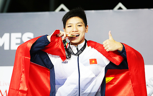 Niềm vui của Kim Sơn trên bục nhận huy chương vàng