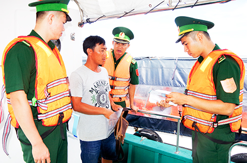 Đồn Biên phòng cửa khẩu cảng Nha Trang kiểm tra hành chính tàu cá trước khi xuất bến