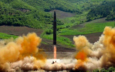 Một vụ phóng tên lửa của Triều Tiên. Ảnh: AP