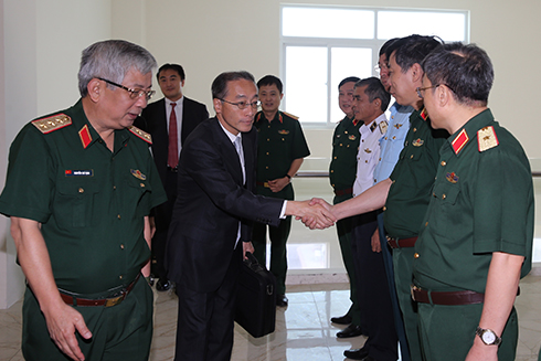 Thứ trưởng Nguyễn Chí Vịnh giới thiệu các thành viên trong đoàn với ngài Manabe Ro.