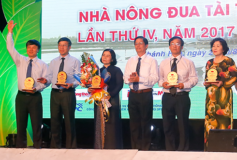 Đồng chí Nguyễn Tấn Tuân, Phó Bí thư thường trực Tỉnh ủy trao kỷ niệm chương cho Ban tổ chức